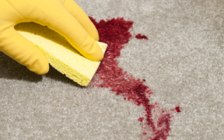 Как очистить пятна крови с дивана?