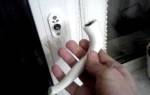Как подкрутить ручку на пластиковой двери?