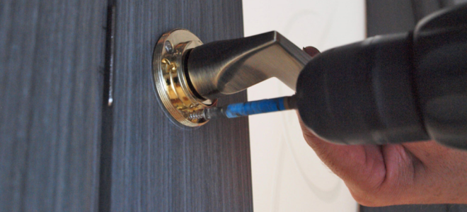 Как закрепить ручку на межкомнатной двери?