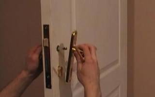 Как снять дверную ручку на входной двери?