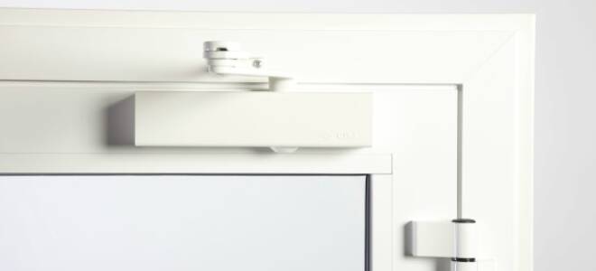 Как отрегулировать натяжение доводчика двери?