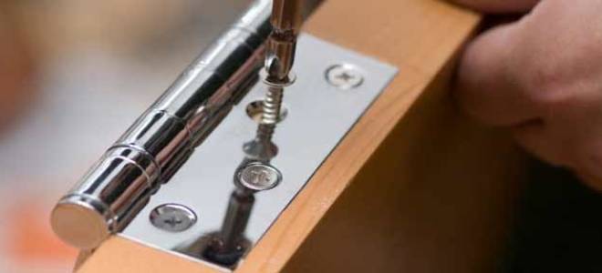 Как вырезать отверстие под петли на дверь?