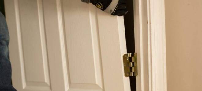 Как отделать старую межкомнатную дверь?