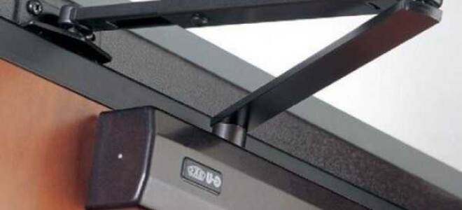 Как отрегулировать усилие доводчика двери?