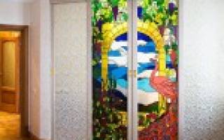 Как декорировать зеркальный шкаф?