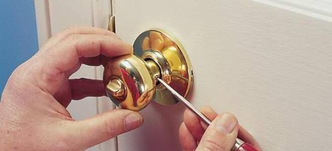 Как разобрать ручку на межкомнатной двери?
